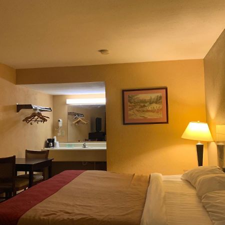 Economy Inn & Suites Hannibal Buitenkant foto