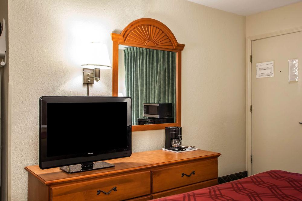 Economy Inn & Suites Hannibal Buitenkant foto