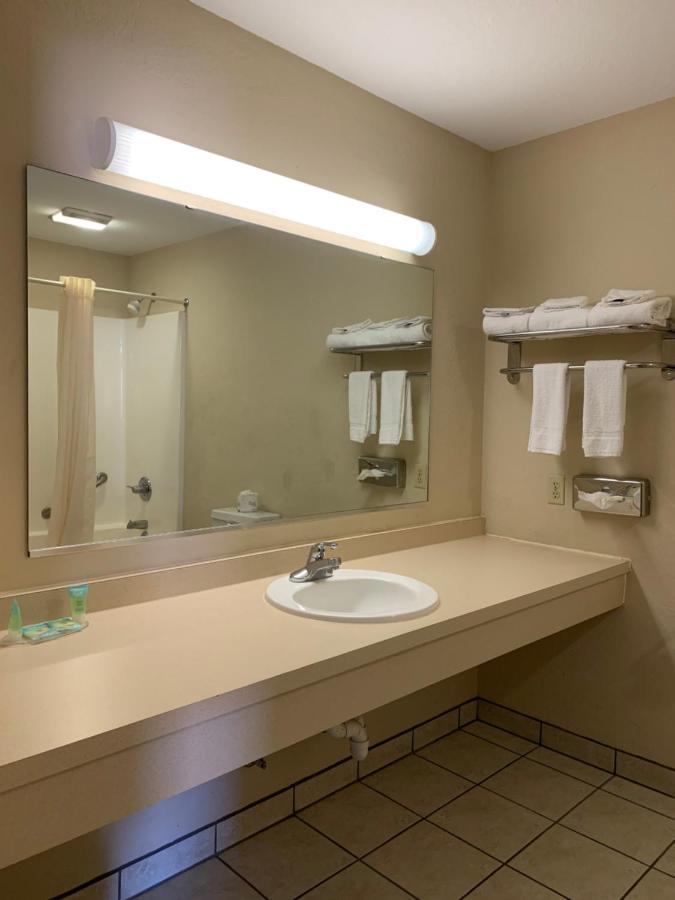 Economy Inn & Suites Hannibal Buitenkant foto
