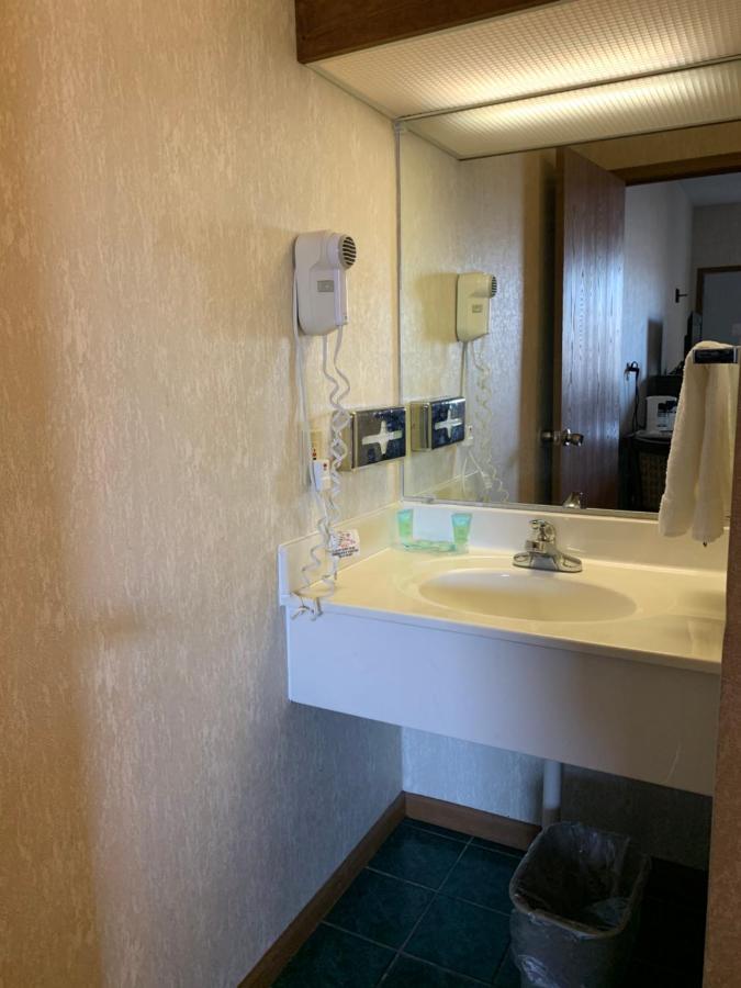 Economy Inn & Suites Hannibal Buitenkant foto